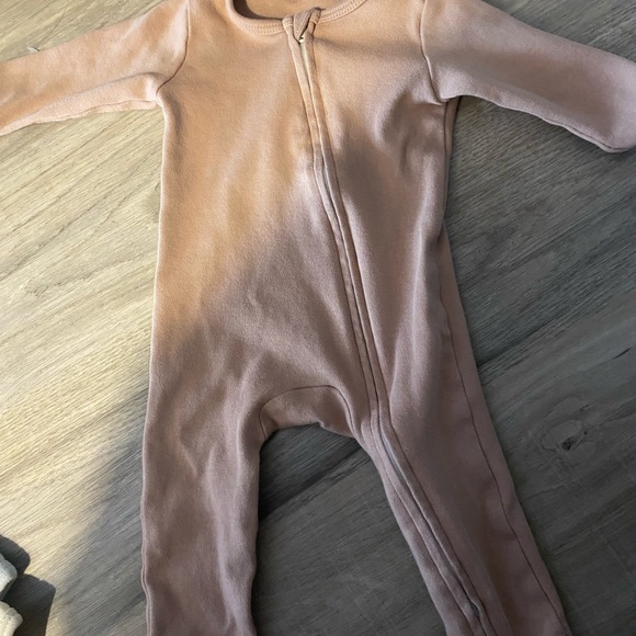 Larkspur 2 footies in light blue-grey and two rompers in neutrals 3-6 months - Picture 3 of 4